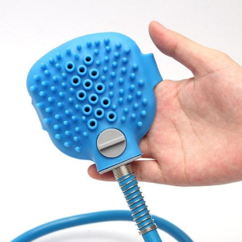 Brosse-douchette anti-glouton utilisée pendant le bain d'un chat
