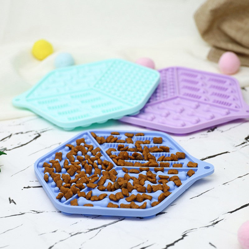Chien léchant le tapis à lécher en silicone