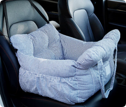 Chien confortablement installé dans le panier de voyage en voiture