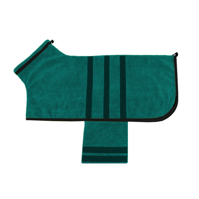 Chien seche avec le peignoir absorbant apres le bain