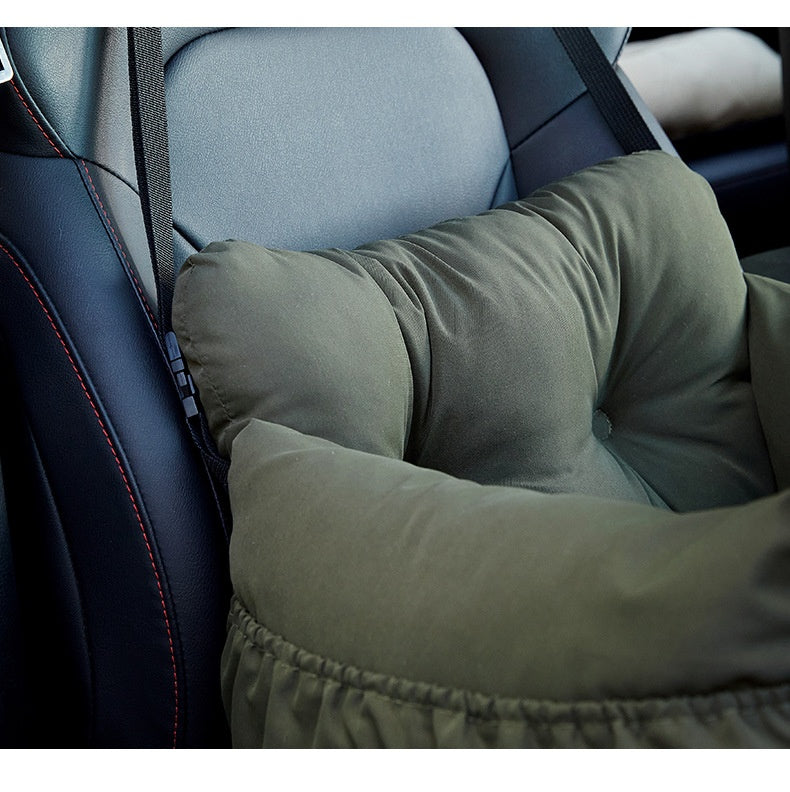 Panier de voyage fixé au siège arrière de la voiture avec chien à l'intérieur