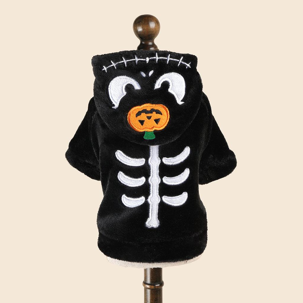 Chat portant le sweat Halloween squelette noir