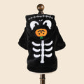 Chat portant le sweat Halloween squelette noir