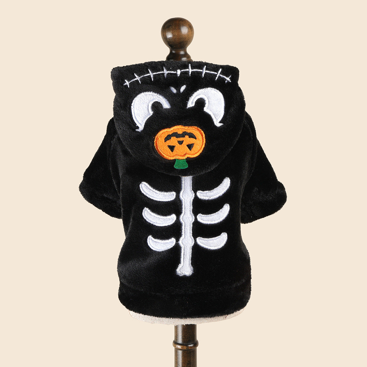 Chat portant le sweat Halloween squelette noir