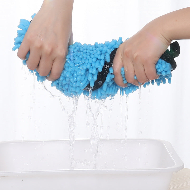 Chien séché avec le gant serviette de bain en microfibre