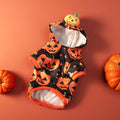 Chien portant le sweat Halloween citrouilles noir en extérieur