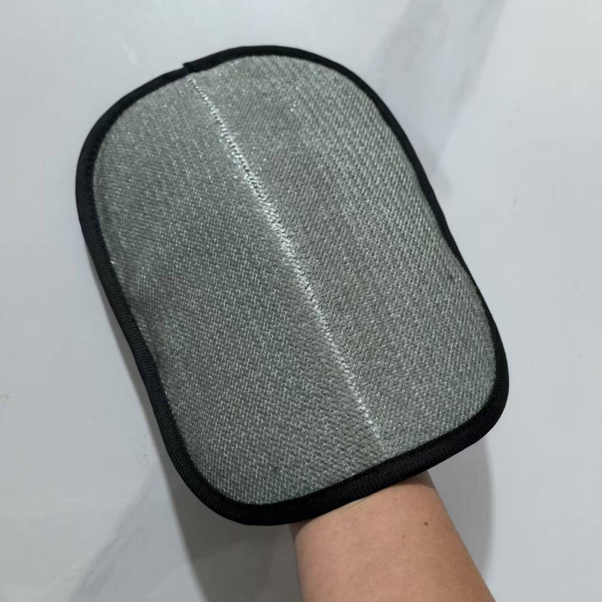 Détail du tissu maille double face du gant anti-poils